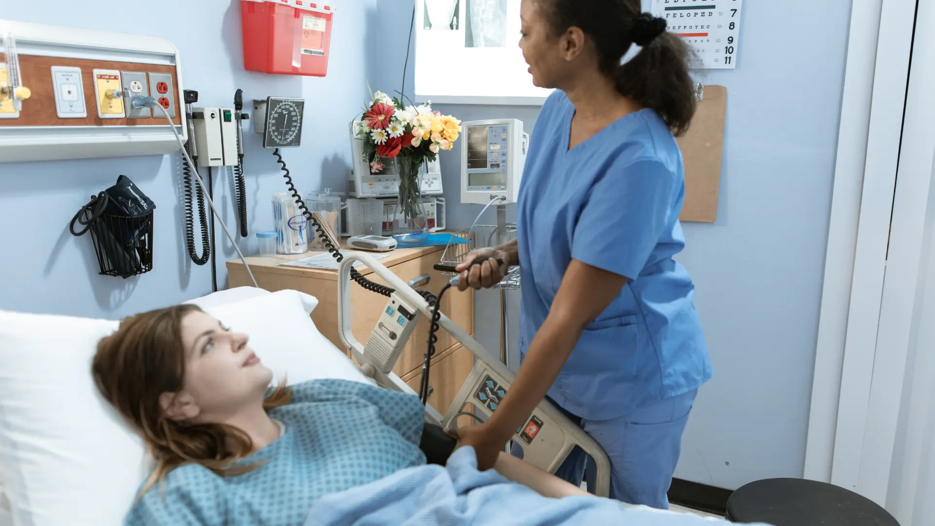 Une infirmière s'occupant d'une patiente à l'hôpital. Image servant à illustrer les indemnités journalières.