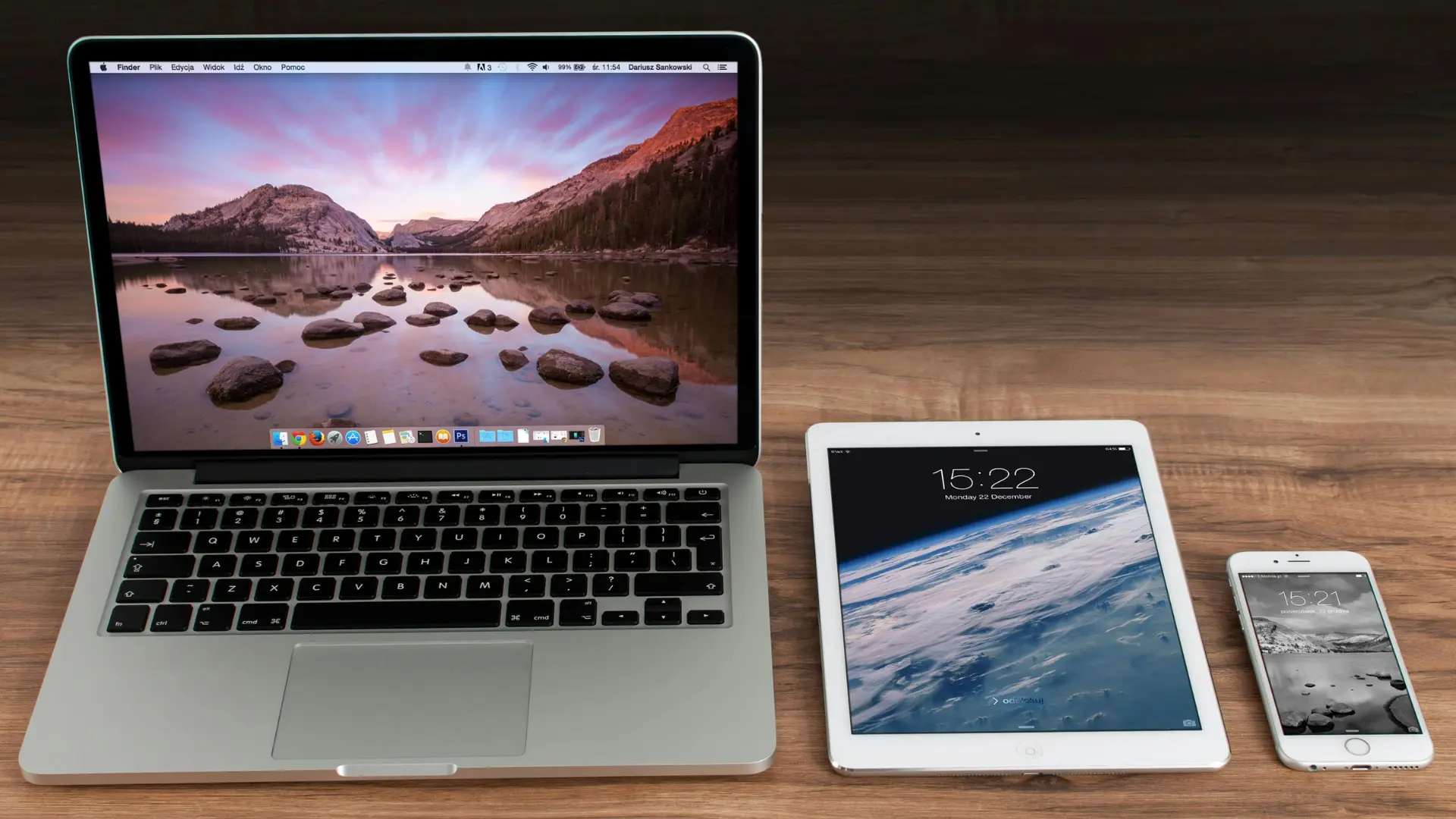 Un ordinateur mac, un ipad et un iphone posés sur un bureau.