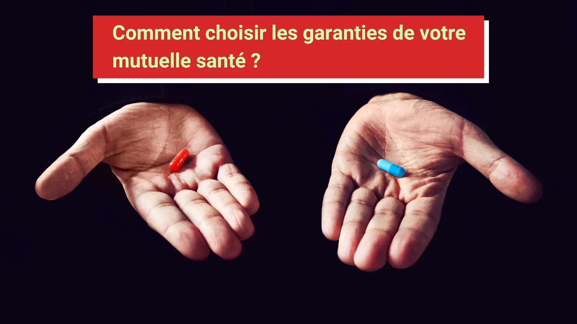Deux mains dans le noir, une ayant une pilule bleue et l'autre une rouge pour illustrer le choix d'une mutuelle.