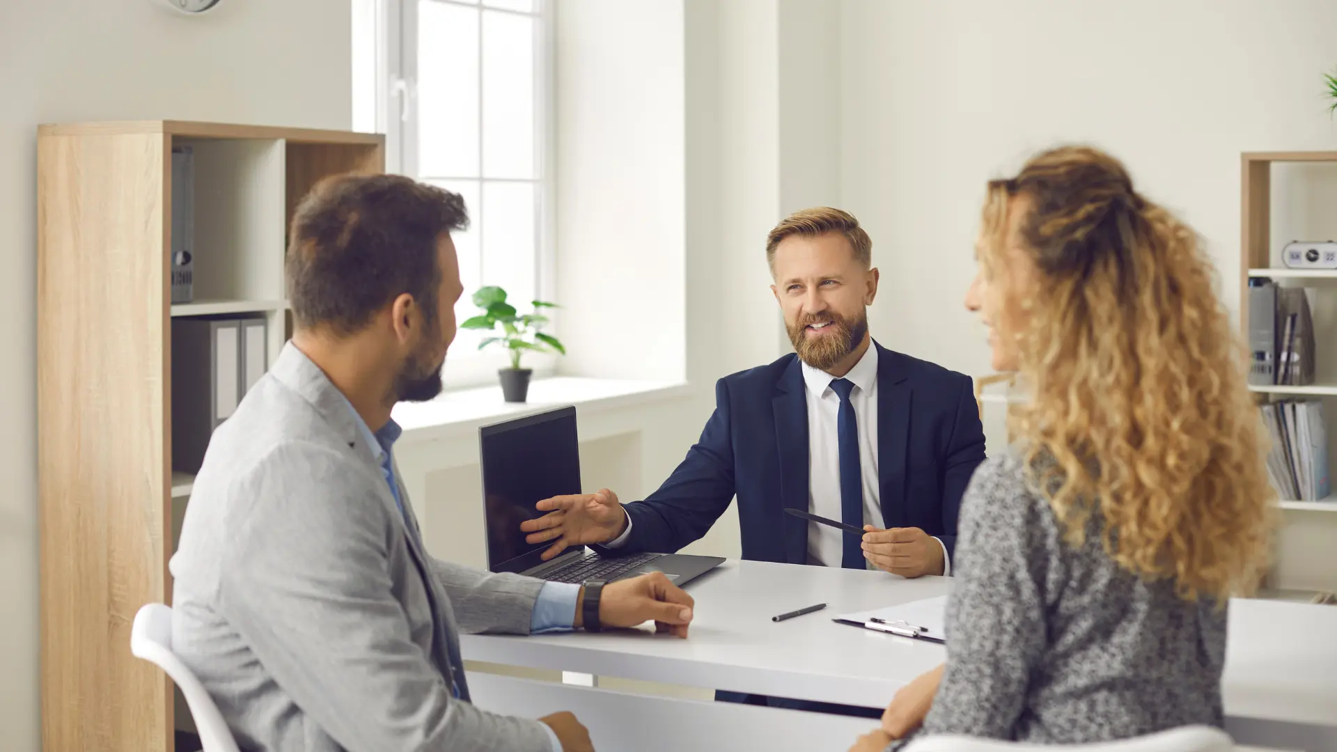 Un courtier d'assurance recevant des client au sein de son bureau afin de leur vendre un produit d'assurance au meilleur prix.